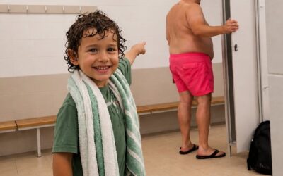 Mój syn wskazał na szafkę obcej osoby na basenie i szepnął: „Tato, on miał tam mamę” – sprawdziłam szafkę i zbladłam