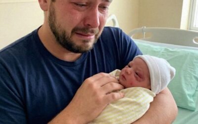 Ledwo doszłam do siebie po brutalnym porodzie – kiedy mój mąż spojrzał na naszą nowonarodzoną córeczkę, zamarł i zadał mi pytanie, którego nigdy nie spodziewałam się usłyszeć