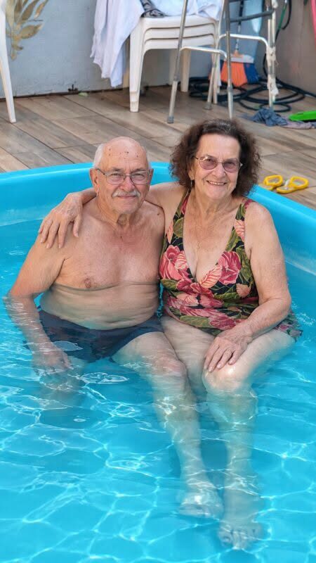Moja synowa wyśmiała mnie za to, że założyłam bikini — i za to, że poszłam na basen z mężczyzną, którego nigdy wcześniej nie widziałam… Ale pod koniec dnia zrobił coś, co sprawiło, że pożałowała każdego okrutnego słowa