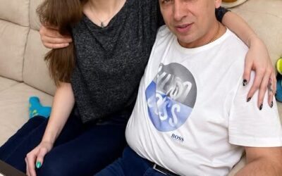Pewnego dnia mój wujek zaprosił mnie na basen. Kiedy przyjechaliśmy, nachylił się do mojego ucha i szepnął: „Po basenie, chodź do mojego pokoju”. Kiedy otworzyłem drzwi tego wieczoru, to, co zobaczyłem w środku, odebrało mi mowę…