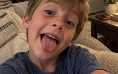 Pobiegłam do sklepu na dwadzieścia minut, kiedy mój syn wysłał mi selfie – ale to, co zobaczyłam w tle, sprawiło, że moje serce przestało bić