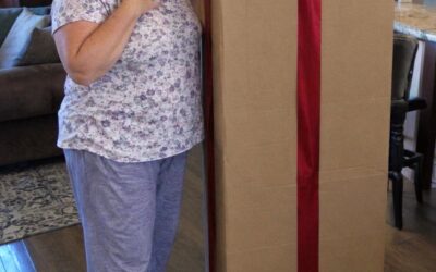 Moja pasierbica zwracała wszystkie prezenty urodzinowe, które jej wysyłałem przez 12 lat – w 13. roku przestałem, a do moich drzwi dotarło ogromne pudełko od niej. Zbladłem, gdy je otworzyłem