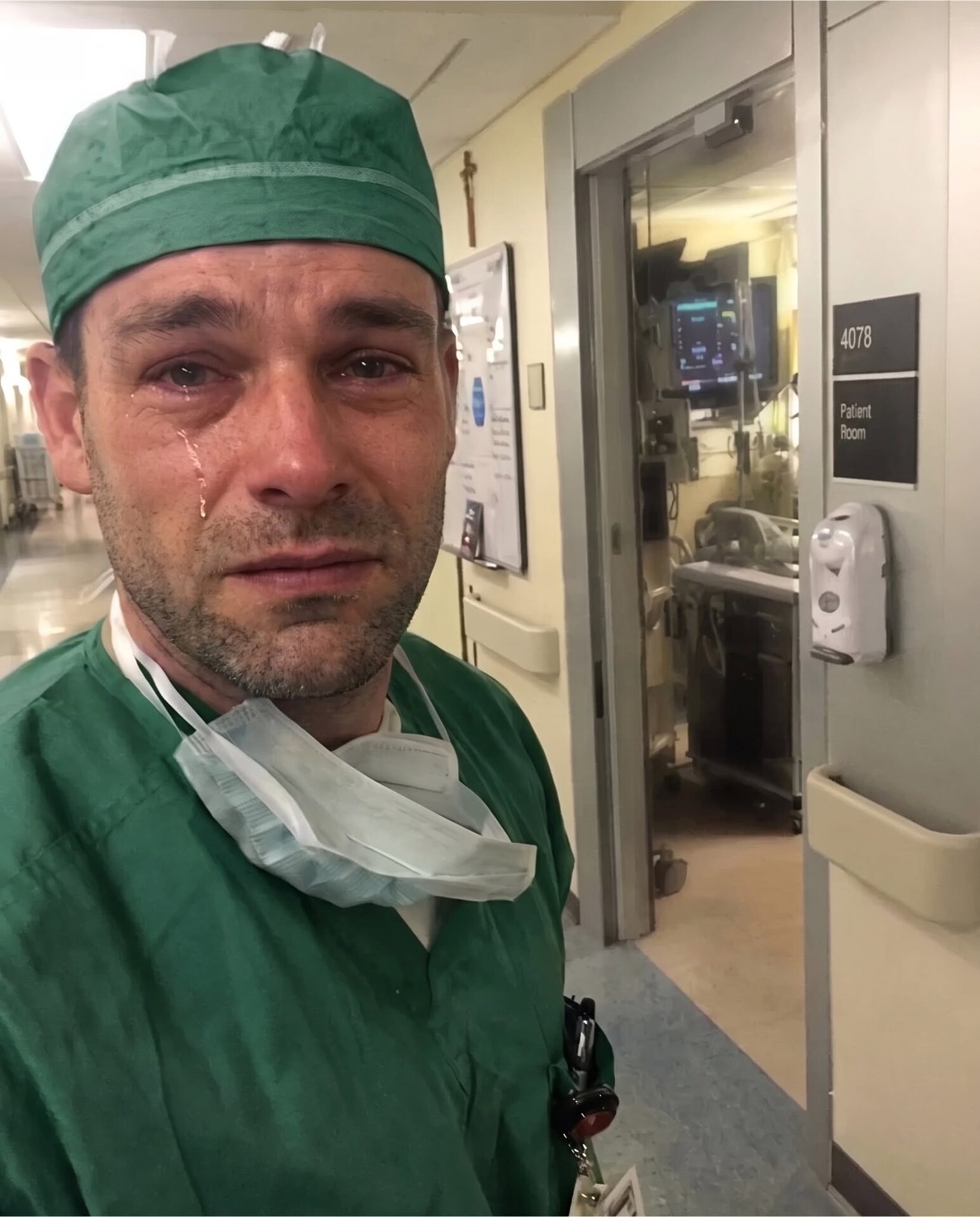 Poszłam do pracy męża, żeby zrobić mu niespodziankę, ale gdy tylko jeden z jego kolegów mnie zobaczył, jego oczy napełniły się łzami. Potem cicho zapytał: „Nic ci nie powiedział, prawda?”.
