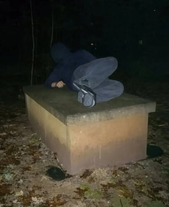 Codziennie spał na grobie matki: tego ranka wszystko się zmieniło