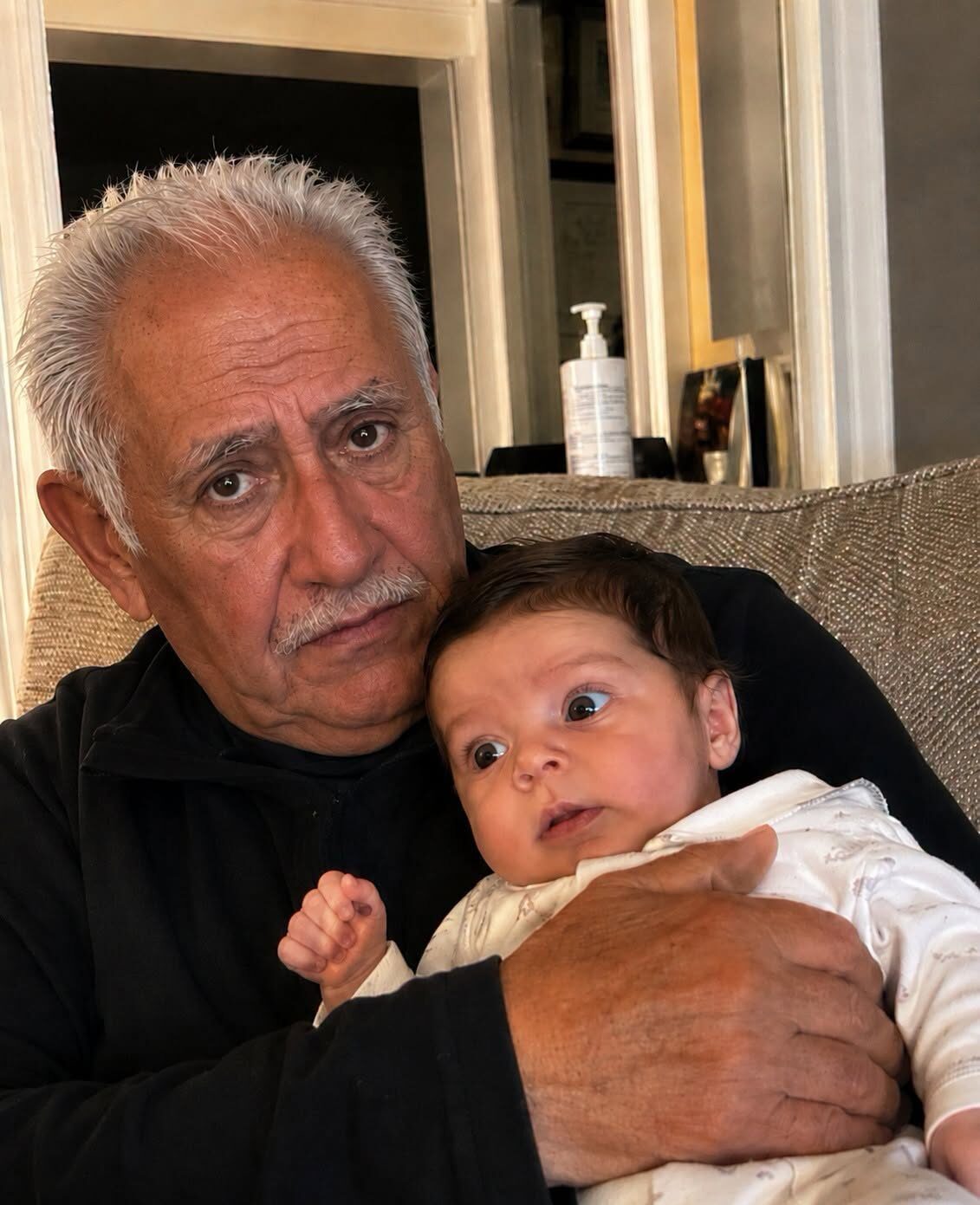 Po porodzie zabrałam córkę do dziadka, który mnie wychował. Jednak gdy tylko spojrzał jej w oczy, jego twarz zbladła.