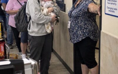 Kobieta zablokowała matce z 4-miesięcznym dzieckiem dostęp do rodzinnej toalety – zostawiłam kasę, żeby wejść