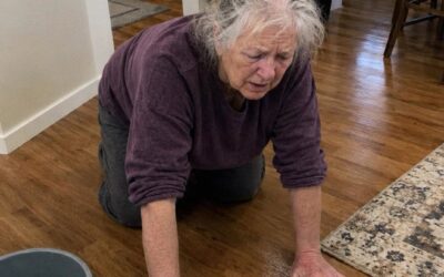 Mój brat zamienił naszą 78-letnią babcię w swoją służącą – kiedy zobaczyłem jej dłonie, kazałem mu za to zapłacić