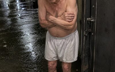 72-letni dziadek ukradł jajka dla głodnego wnuka… Ale to, co jego wnuczka zobaczyła w deszczu, złamało wszystkim serca