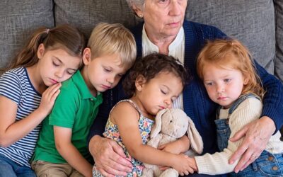 W wieku 71 lat zostałam opiekunką czwórki moich wnucząt po tym, jak ich rodzice zginęli w katastrofie lotniczej. Sześć miesięcy później przyszła ogromna paczka z odręcznym napisem mojej córki: „Mamo, jeśli to czytasz, już nie żyję”. W środku znajdowały się prezenty urodzinowe na każde urodziny, aż do osiemnastego roku życia dzieci. Ale pod nimi znajdował się klucz, ukryte wideo i jedno ostrzeżenie, które wywróciło cały mój świat do góry nogami…