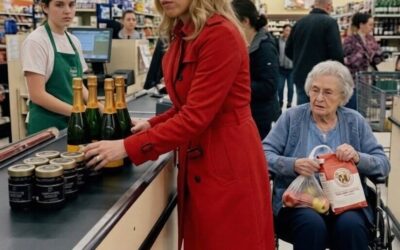 Uprzywilejowana kobieta z pełnym wózkiem wjechała na wózek inwalidzki mojej mamy w supermarkecie – to, co usłyszała przez domofon, sprawiło, że zamarła