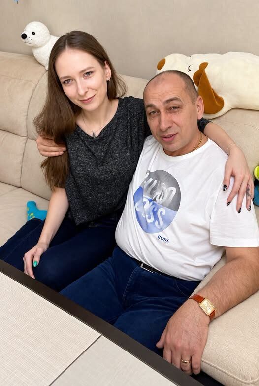 Pewnego dnia mój wujek zaprosił mnie na basen. Kiedy przyjechaliśmy, nachylił się do mojego ucha i szepnął: „Po basenie, chodź do mojego pokoju”. Kiedy otworzyłem drzwi tego wieczoru, to, co zobaczyłem w środku, odebrało mi mowę…