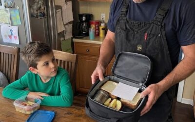 Myślałam, że mój mąż zabiera lunch, który przygotowywałam każdego dnia, dopóki mój syn nie powiedział mi, co robi za rogiem