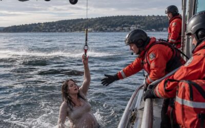 Mój mąż uśmiechał się, gdy spadałam z otwartych drzwi helikoptera, pewien, że ocean ukryje prawdę i przyniesie mu mój majątek. Nigdy nie wyobrażał sobie, że spędziłam miesiące, przygotowując się do tego momentu. Mój spadochron uratował dwa życia, a ukryta kamera uchwyciła dowody, które miały ujawnić wszystko, co zaplanował.