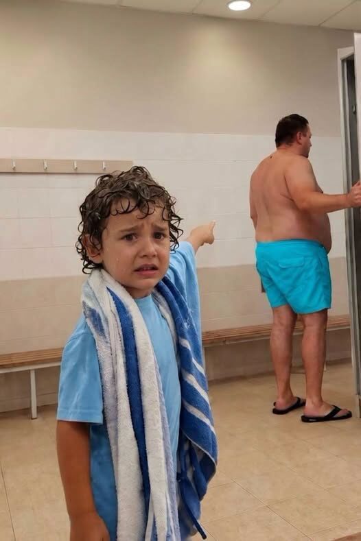 Mój 7-letni syn wskazał na szafkę nieznajomego i szepnął: „Tato, on ma tam mamę” — to, co odkryliśmy, zmieniło wszystko Opublikowano dnia9 września 2026 r. Przezadministrator