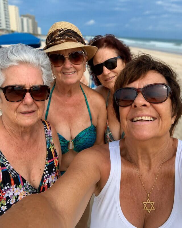 Moje trzy najlepsze przyjaciółki i ja spotkałyśmy się ponownie na plaży po 50 latach — Spędziłyśmy idealny dzień, śmiejąc się i wspominając naszą młodość… Aż jedna z nich powiedziała: „Muszę wam coś powiedzieć.” Potem wyjawiła prawdziwy powód, dla którego nas tam sprowadziła