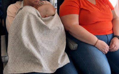 Karmiłam piersią moje 5-miesięczne dziecko, gdy kobieta siedząca obok mnie w samolocie powiedziała: „Zamknij się w toalecie” – wtedy moja starsza córka postawiła ją do pionu