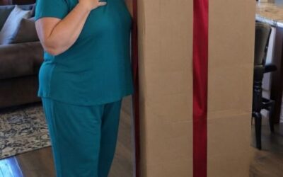 Moja pasierbica zwracała wszystkie prezenty urodzinowe, które jej wysyłałem przez 12 lat – w 13. roku przestałem, a do moich drzwi dotarło ogromne pudełko od niej. Zbladłem, gdy je otworzyłem
