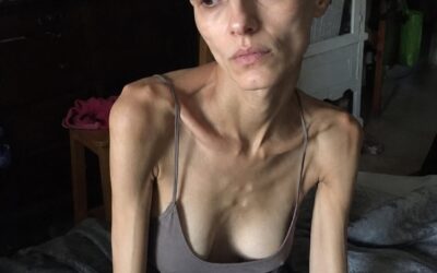 Wróciłem do domu bez zapowiedzi po czterech latach w Kanadzie i zobaczyłem moją żonę z ogoloną głową, przeraźliwie chudą i samotnie zmagającą się z pracą na podwórku. Moja matka powiedziała, że sama sprowadziła na siebie tę karę. Nie krzyczałem. Zamiast tego sięgnąłem po telefon…