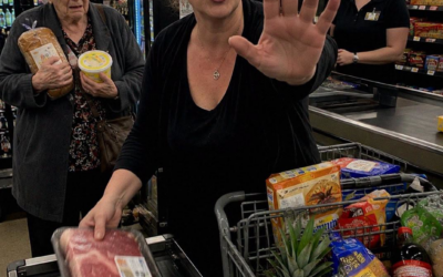 Kobieta z pełnym wózkiem wyprzedziła starszą panią w supermarkecie – po czym jej zadowolony uśmiech zniknął przy kasie