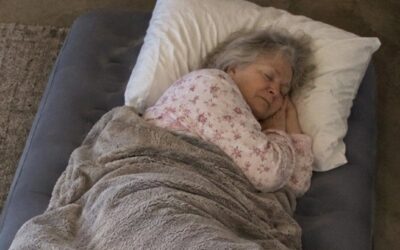 Mój mąż przeniósł moją 70-letnią mamę na materac pneumatyczny w piwnicy, gdy przebywała u nas w trakcie chemioterapii, ponieważ powiedział: „Jestem panem domu” – więc dałam mu nauczkę, której nigdy nie zapomni
