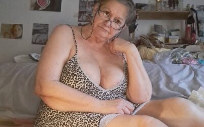 Po śmierci mojego męża przez 12 lat nie pozwalałam nikomu się do mnie zbliżyć ani mnie dotknąć… aż pewien nieznajomy zaczął każdego dnia prosić mnie o coraz odważniejsze zdjęcia. Kiedy w końcu zrozumiałam, do czego naprawdę mnie wykorzystywał, było już za późno…