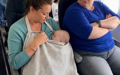 Karmiłam piersią moje 5-miesięczne dziecko, gdy kobieta siedząca obok mnie w samolocie powiedziała: „Zamknij się w toalecie” – wtedy moja starsza córka postawiła ją do pionu