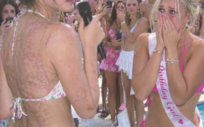 Moja siostra bliźniaczka zmusiła mnie do założenia bikini na naszych osiemnastych urodzinach i zaśmiała się: „No dalej… pokaż wszystkim, co ukrywałaś pod tym szlafrokiem”. Prawie dwustu gości uniosło telefony, czekając, by zobaczyć upokorzenie, o którym myśleli, że nigdy nie zostanie zapomniane.