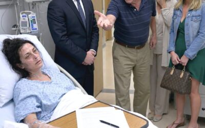 CZĘŚĆ 2 Mój ojciec zamarł w połowie drogi do drzwi, nadal mając na sobie starą szarą bluzę, którą zakładał, gdy chciał, aby ludzie postrzegali go jako praktycznego i pracowitego.