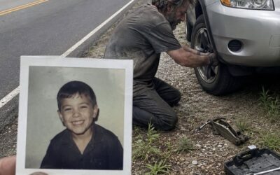 Osiemnaście lat po zaginięciu mojego syna bezdomny nieznajomy zmienił mi przebitą oponę na Route 9… Ale to, co zostawił w moim samochodzie, zdruzgotało mnie