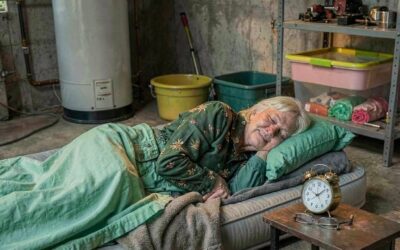 Mój mąż przeniósł moją 70-letnią mamę na materac pneumatyczny w piwnicy, gdy przebywała u nas w trakcie chemioterapii, ponieważ powiedział: „Jestem panem domu” – więc dałam mu nauczkę, której nigdy nie zapomni