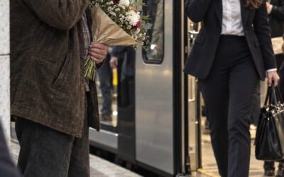 Przyjechał ze wsi z prostym bukietem kwiatów… Ale to, co wnuczka wyjawiła mu tego dnia, doprowadziło go do łez 💐😭