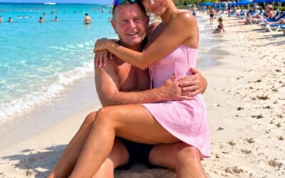 Moja mama zawsze mnie ostrzegała: „Nigdy nie siadaj dziadkowi na kolanach”. Myślałam, że zachowuje się absurdalnie — aż pewnego dnia na plaży, po zrobieniu tego zdjęcia, powiedziała to znowu. Tym razem w końcu zapytałam ją dlaczego…