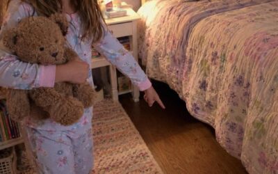 Moja 7-letnia córka zadzwoniła do mnie i powiedziała: „Ktoś ukrywa się pod moim łóżkiem” – kiedy w końcu zajrzałam pod spód, krew zalała mi krew