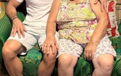 Moja 76-letnia matka błagała mnie, żebym nie zostawiał jej samej z moim 28-letnim synem. Każdej nocy zamykał drzwi do jej sypialni, a każdego ranka wyglądała na coraz bardziej przerażoną. Ale kiedy zainstalowałem ukrytą kamerę i zobaczyłem, co wnosi do jej pokoju o 3 nad ranem, zadzwoniłem na policję…