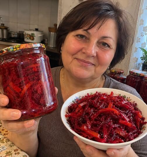 Sałatka z buraków z papryką, pomidorami i cebulą na zimę
