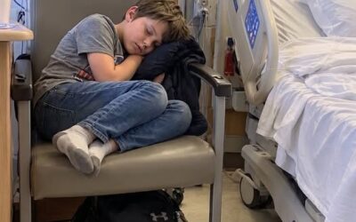 W końcu otworzyłam oczy po 11 dniach w śpiączce i zobaczyłam mojego 9-letniego wnuka śpiącego obok mojego szpitalnego łóżka. Gdy tylko zdał sobie sprawę, że nie śpię, mocno mnie przytulił i wyszeptał: „Babciu, kiedy ciocia Lisa wróci, udawaj, że jeszcze śpisz. Wtedy zrozumiesz, dlaczego nie chciałam cię zostawić”.