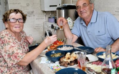 Przez trzydzieści pięć lat mój mąż zmuszał mnie do picia z nim każdego wieczoru. Po jego śmierci zaniosłam butelkę do laboratorium — a lekarz natychmiast zamknął drzwi po zobaczeniu wyników…
