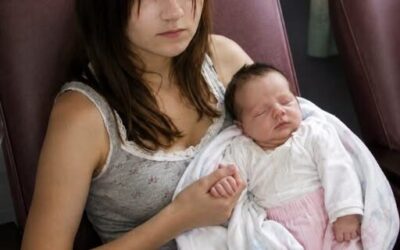 Moja córka miała zaledwie 14 lat, kiedy razem ze swoim chłopakiem powiedziała nam, że jest w ciąży — Mój mąż wskazał na drzwi i powiedział: „Wynoś się z mojego domu”… Ale zaledwie kilka godzin później jeden przerażający telefon uświadomił mu, że być może popełnił największy błąd w swoim życiu