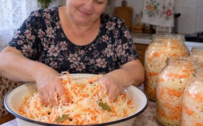 Chrupiąca, soczysta i tak dobra, że chce się ją jeść prosto ze słoika – kiszona kapusta według sprawdzonego przepisu