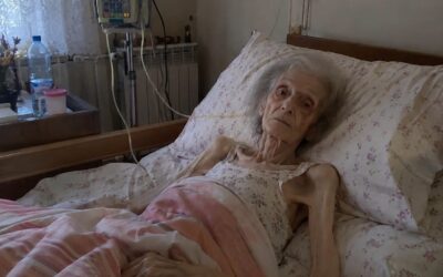 Znalazłem 95-letnią kobietę pod wpływem środków uspokajających, siedzącą na wózku inwalidzkim przy pustej drodze i zabrałem ją do szpitala… Ale kiedy się obudziła i opowiedziała nam, co się stało, wszyscy zamarli