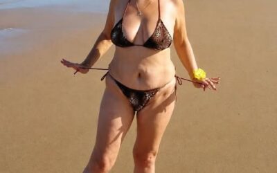 Moja synowa wyśmiała mnie za to, że w wieku 63 lat założyłam bikini — potem pokazała moje zdjęcia całej rodzinie i nazwała mnie „żenującą”. Uśmiechnęłam się i powiedziałam: „Może masz rację”. Następnego ranka jedna wiadomość sprawiła, że całkowicie zbladła…