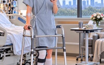 Po sześciu godzinach operacji kolana obudziłem się z 58 nieodebranymi połączeniami i wiadomością głosową od ojca: „Sprzedaliśmy twój dom, żeby zapłacić za ślub twojej siostry. Byłeś nieprzytomny, więc podpisaliśmy wszystko za ciebie”. Ledwo mogłem się ruszyć, wpatrując się w sufit, próbując to wszystko ogarnąć. Dom był wart 512 000 dolarów, a ślub był za trzy tygodnie. Wykonałem jeden telefon. Następnego ranka każdy dolar, którego dotknęli, został zamrożony.